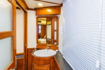 Deluxe cabin bathroom 1